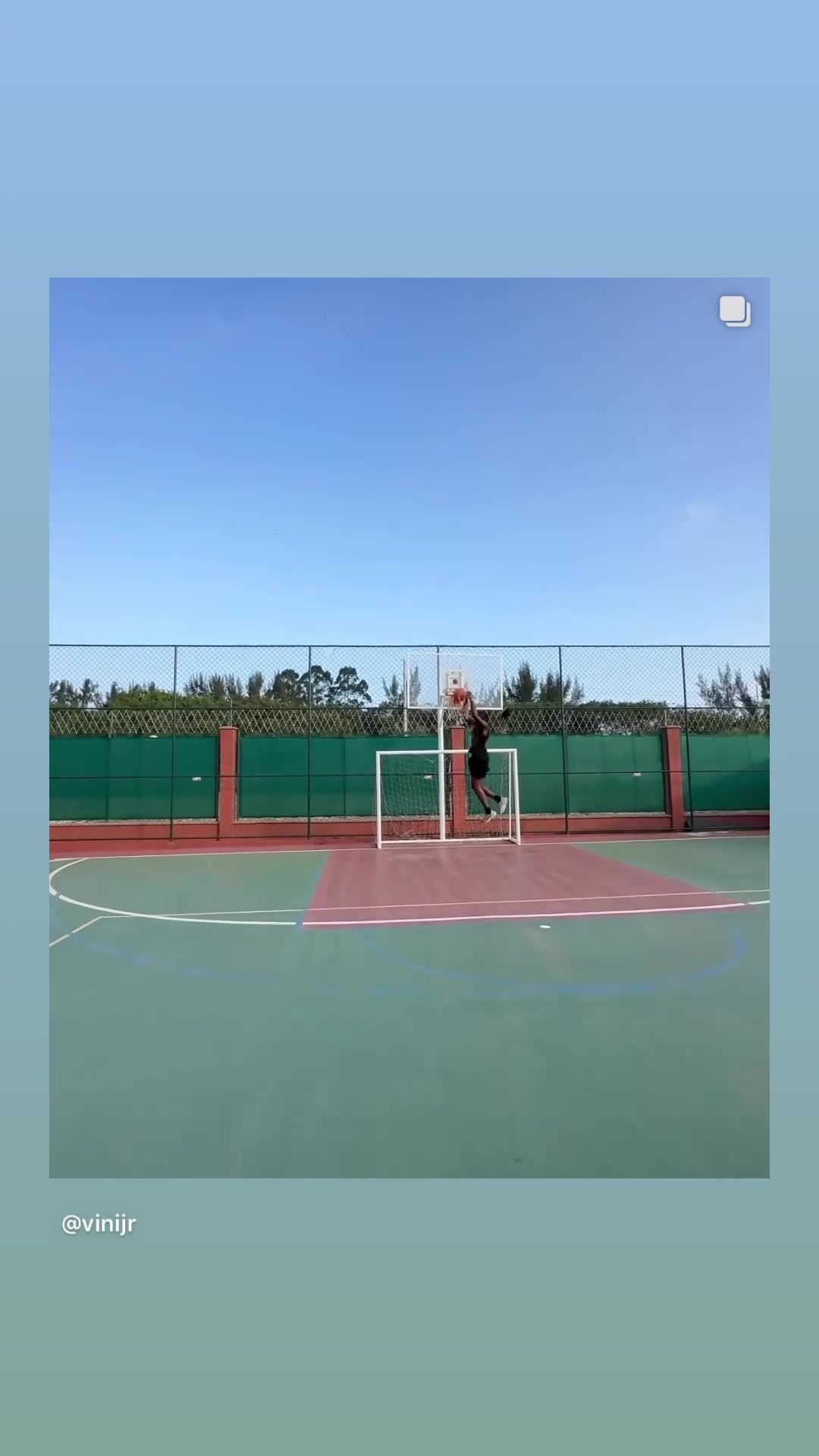 ⚽🤝🏻🏀！维尼修斯与杰伦-布朗梦幻联动，接力完成灌篮